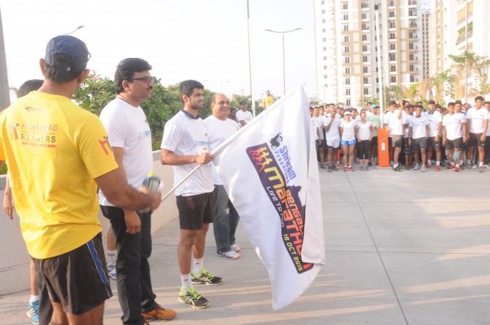 Mr. venu Vinod, MD, Cybercty Builders & Developers pvt ltd flagging of the 10K Run at Rainbow Vistas